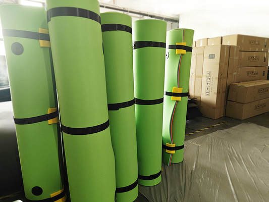 Tamaño personalizado Color de alfombra flotante de agua 3 capas de espuma XPE resistente a la lágrima con una alfombra flotante de Bungee Tether elástica