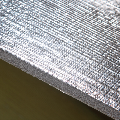 Espuma auta-adhesivo del aislamiento de calor de la construcción con el lado del papel de aluminio uno