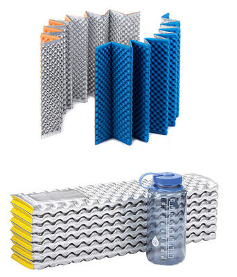 Envío rápido Logotipo personalizado portátil de espuma flexible impermeable almohadilla duradera para dormir con cubierta de aluminio alfombras de campamento
