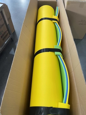 Tamaño personalizado Color de alfombra flotante de agua 3 capas de espuma XPE resistente a la lágrima con una alfombra flotante de Bungee Tether elástica