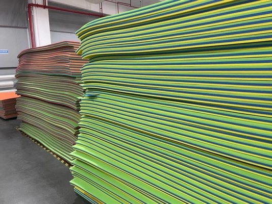 Tamaño personalizado Color de alfombra flotante de agua 3 capas de espuma XPE resistente a la lágrima con una alfombra flotante de Bungee Tether elástica