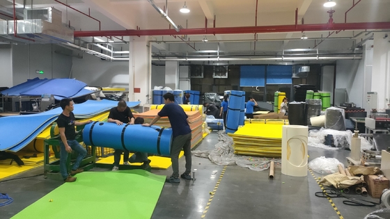 Directamente de la fábrica de agua de flotación de 3 capas espesa XPE espuma de flotación de alfombra piscina lago